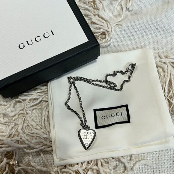 GUCCI Sterling Silver Necklace with Engraved Heart Omnia Amor Amantibus - Picture 2 of 11